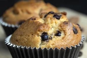 muffin med choklad bitar, stänga upp foto