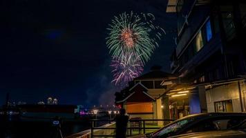 fyrverkerier på floden i den mörka himlen foto