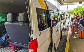 puerto escondido oaxaca mexico 2022 olika minibussar vans transportörer fordon bilar i puerto escondido Mexiko. foto