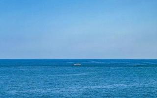 strand med skön enorm stor surfare vågor puerto escondido Mexiko. foto