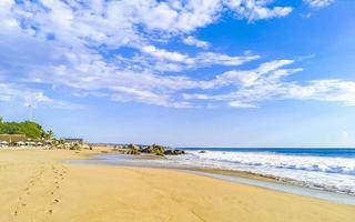 ytterst enorm stor surfare vågor på strand puerto escondido Mexiko. foto