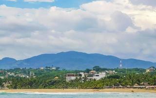 palmer parasoller Sol solstolar strand tillflykt zicatela puerto escondido Mexiko. foto