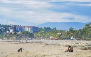 puerto escondido oaxaca mexico 2022 palmer parasoller Sol solstolar strand tillflykt zicatela puerto escondido Mexiko. foto