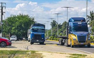 puerto escondido oaxaca mexico 2022 mexikansk lastbilar frakt transportör leverans bilar i puerto escondido Mexiko. foto