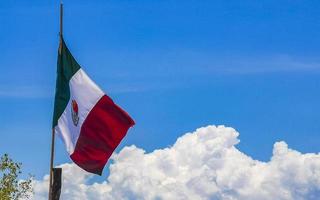mexikansk grön vit röd flagga på den vackra holboxön Mexiko. foto