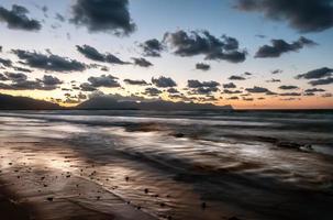 den sicilianska stranden vid solnedgången foto