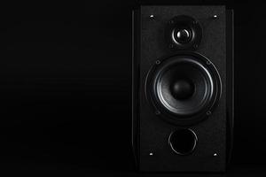 audio högtalare systemet på en svart bakgrund. minimalistisk begrepp foto