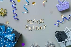 svart fredag text med gåvor, handla korgar och festlig glitter platt lägga foto
