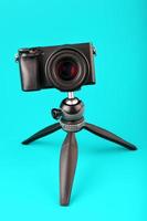 professionell kamera på en stativ, på en blå bakgrund. spela in videoklipp och foton för din blog eller Rapportera.