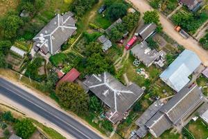 panorama- antenn se av privat utveckling med Land hus eller by foto