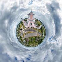 liten planet omvandling av sfärisk panorama 360 grader. sfärisk abstrakt antenn på kyrka. krökning av Plats. foto