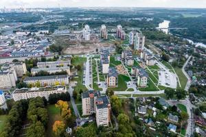 antenn panorama- se från höjd av en flera våningar bostads- komplex och urban utveckling i höst dag foto