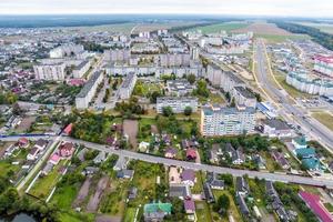 antenn panorama- se från höjd av en flera våningar bostads- komplex och urban utveckling i höst dag foto