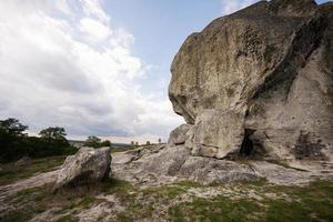 pidkamin Inselberg sten på kulle och gammal kyrkogård. ukraina. foto