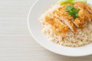 ångat ris med stekt kyckling eller hainanese kycklingris foto