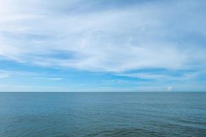 skön hav och himmel i de morgon- av de regnig säsong, marinmålning på dagsljus, chao samran strand phetchaburi foto