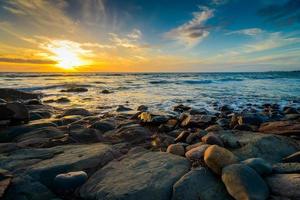 dramatisk solnedgång på den steniga stranden, södra Australien foto