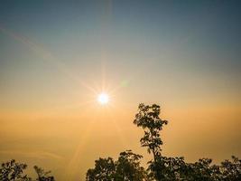 skön soluppgång och hav av de dimma eller dimma på topp av phu kradueng berg nationell parkera i loei stad thailand.phu kradueng berg nationell parkera de känd resa destination foto