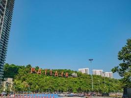 pattaya stad se från de hamn till koh larn island.pattaya är de känd semester stad i chonburi provins foto