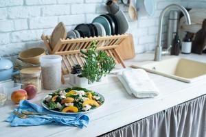 tallrik med gott vegetabiliska sallad på tabell i kök foto