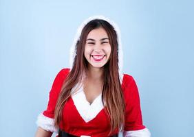 närbild av Lycklig caucasian kvinna bär santa kläder leende foto