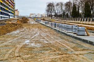 industriell konstruktion och reparera av vägar och trottoarer med om av asfalt och stenläggning plattor använder sig av modern byggnad material och teknik foto