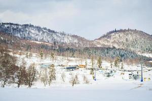 bakuriani åka skidor tillflykt panorama i georgien, kaukasus berg. känd resa destination för utomhus skidåkning foto