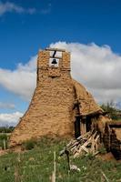 gamla klocktorn från San Geronimo kapell i Taos Pueblo, USA foto