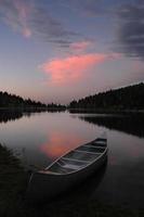 solnedgångsglöd vid sjön