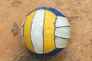 närbild gammal volleyboll foto