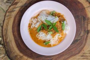 färsk spaghetti med kryddad thai curry är en lokal- mat i sydlig av thailand. foto