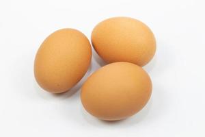 tre ägg isolerad på vit bakgrund foto