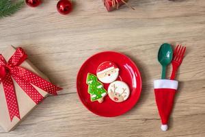 glad jul med hemlagad småkakor, gaffel och sked på trä tabell bakgrund. jul, fest och Lycklig ny år begrepp foto