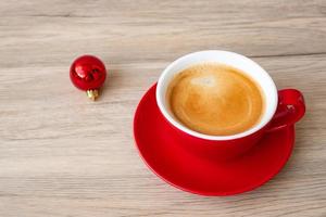 varm espresso kaffe på tabell, röd kaffe kopp i Kafé eller home.top se med tom kopia Plats för din text. foto