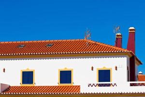 oigenkännlig del av bostads- hus på algarve, portugal foto