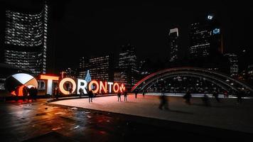 toronto tecken på nathan phillips square foto