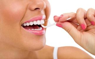 kvinna rengöring tandtråd
