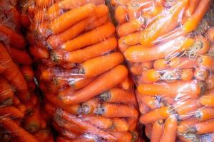 väska packa av morötter daucus carota med kopia Plats foto