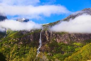 vattenfall nära briksdal glaciär - norge foto