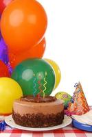 choklad födelsedagstårta och ballonger foto