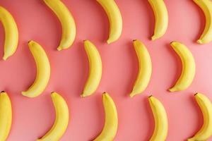 ljus mönster av gul bananer på en rosa bakgrund. foto