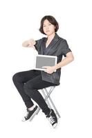 kvinnor sitta på stol med använder sig av mobil telefon foto