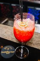 vackert dekorerad cocktail i en nattklubb, människor dryck en dryck foto
