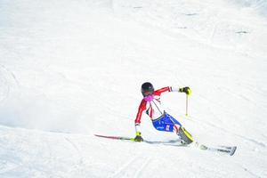 gudauri, georgien, 2022 - professionell skidåkare öva på full hastighet åka skidor utför do träsnideri i åka skidor tillflykt medan Träning för konkurrens i gudauri åka skidor tillflykt i georgien foto