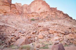 de kort vandra till de känd Lawrence vår i wadi rom öken, jordan. foto