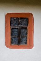 fönster med trä- jalusier foto