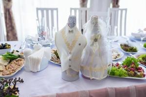 flaskor av champagne på de bröllop på de tabell foto