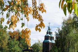 gammal trä- kyrka i ukraina korsa foto