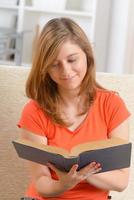 kvinna läser bok foto