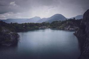 de kalksten bergen efter de koncession explosion under de regnig säsong form en stor och skön damm. foto